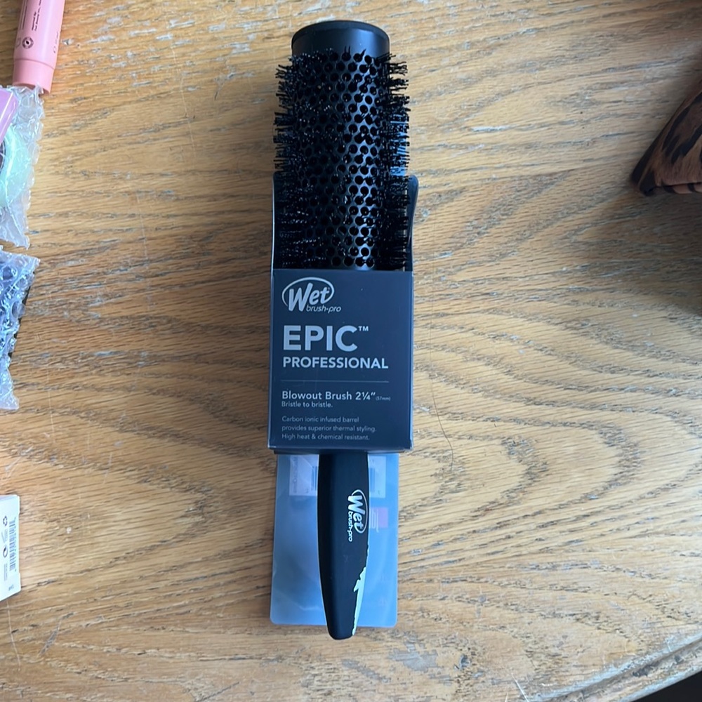 Wet epic professional blowout round brush